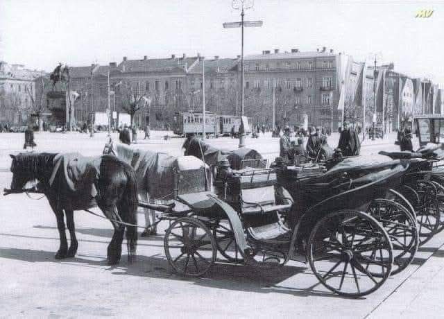 Glavni kolodvor 1954. godine. Fijakeri (Foto Vladimir Guteša - prvi fotograf Muzeja grada Zagreba)